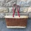 cabas en osier blanc et marron, anse en cuir rouge