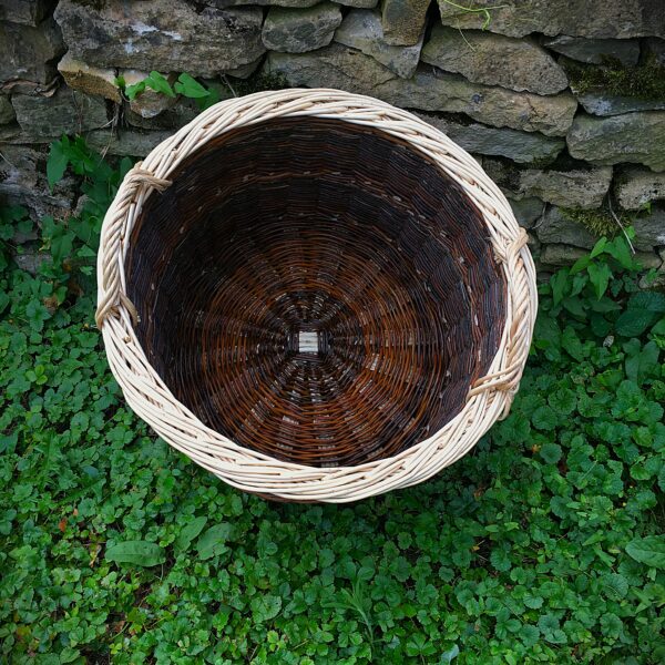 mannes à bois en osier brut et bordure en osier blanc