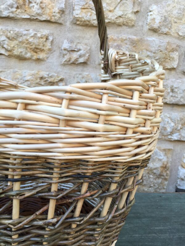 panier asymétrique blanc et vert, clôture irlandaise ajourée