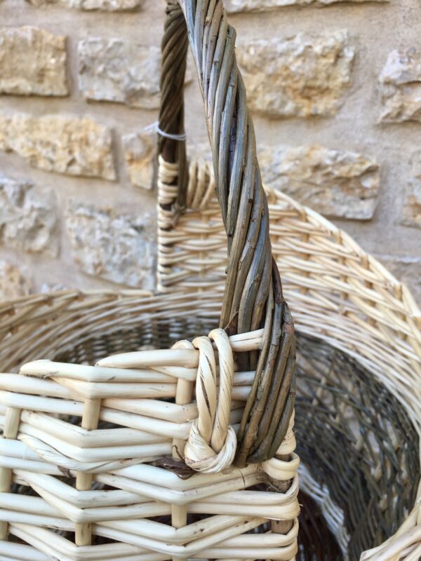 panier asymétrique blanc et vert, clôture irlandaise ajourée